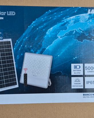 Faro a led con pannello solare professionale