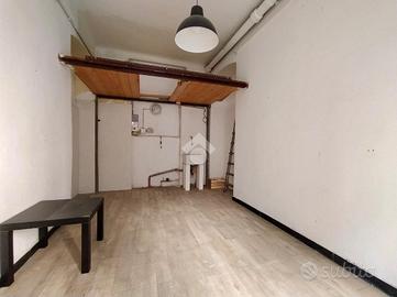 MAGAZZINO A GENOVA