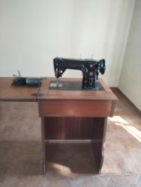 antica macchina cucito Singer resa elettrica. 