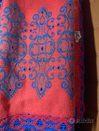 Stola ricamata rossa