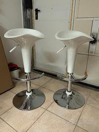 Sgabelli bianchi da bar