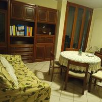 Soggiorno con tavolo sedie e divano 3 posti