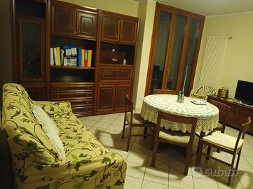 Soggiorno con tavolo sedie e divano 3 posti