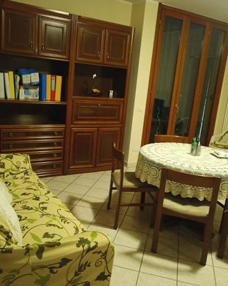 Soggiorno con tavolo sedie e divano 3 posti