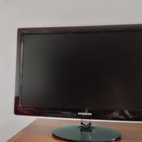 TV Samsung con cavo HDMI e cavo di alimentazione.