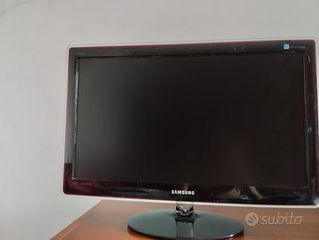 TV Samsung con cavo HDMI e cavo di alimentazione.