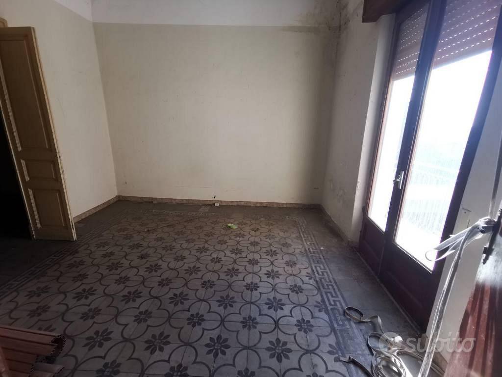 Villa di 200 m² con più di 5 locali a Riposto - Vista 2