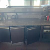 Banco pizza e attrezzatura