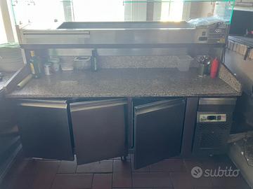 Banco pizza e attrezzatura