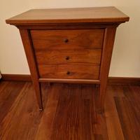 Piccola cassettiera in legno massiccio