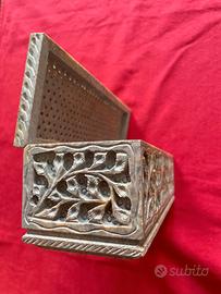 Scatola in pietra saponaria intagliata