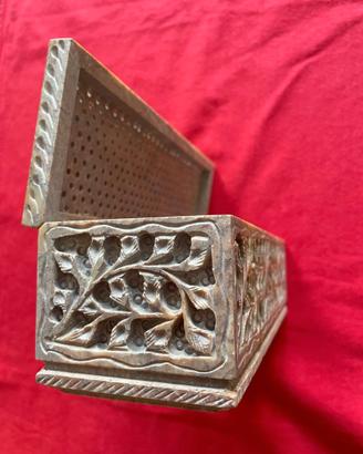 Scatola in pietra saponaria intagliata