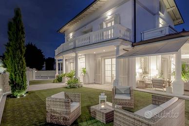 Villa di 350 m² con più di 5 locali e box auto a C