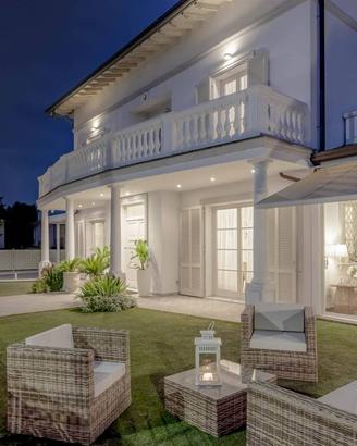 Villa di 350 m² con più di 5 locali e box auto a C