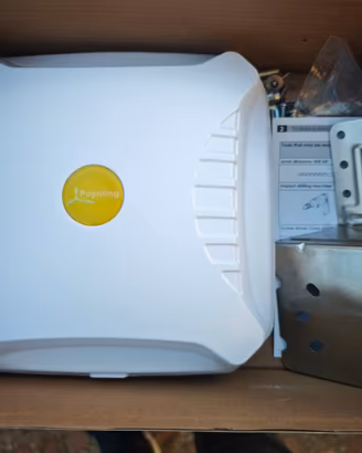 Antenna 5G Poynting più cavi.