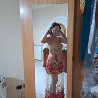 vestito baige con fiori sopraelevati color corallo