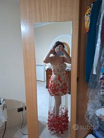 vestito baige con fiori sopraelevati color corallo