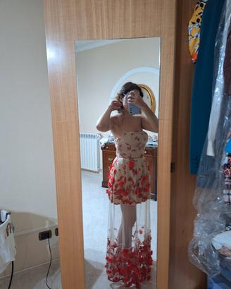 vestito baige con fiori sopraelevati color corallo
