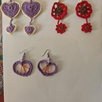 orecchini e braccialetti a mano all'uncinetto 