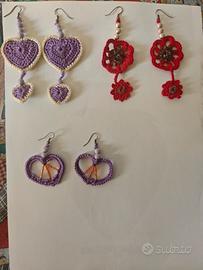 orecchini e braccialetti a mano all'uncinetto 