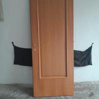 Porta da interno completa di mostre pari a nuovo.