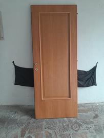 Porta da interno completa di mostre pari a nuovo.