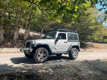Jeep Wrangler 3 porte con rack portatenda