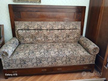 Elegante divano d’epoca in legno massello