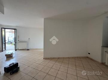 VILLA A SCHIERA A VERCELLI