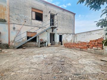 Casa indipendente con giardino retrostante