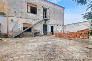 Casa indipendente con giardino retrostante