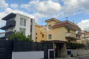 VILLA A SCHIERA A VOLLA