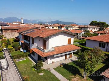 VILLA A SCHIERA D'ANGOLO A CASTELLI CALEPIO