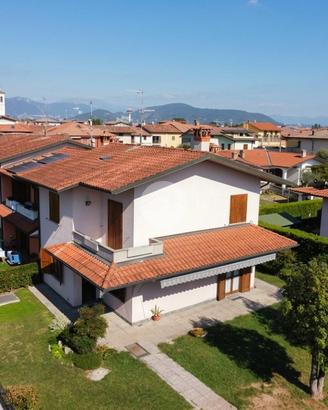 VILLA A SCHIERA D'ANGOLO A CASTELLI CALEPIO
