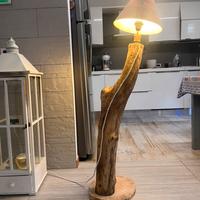 Lampada in legno con paralume e lampadina