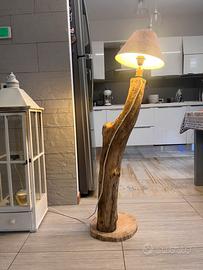 Lampada in legno con paralume e lampadina