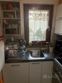 Cucina con elettrodomestici