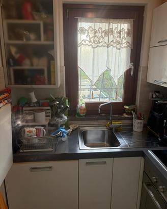 Cucina con elettrodomestici