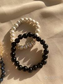 Braccialetti di perline bianchi e neri.
