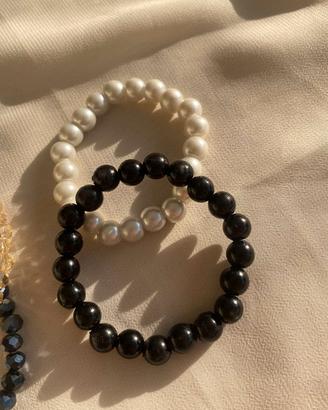 Braccialetti di perline bianchi e neri.