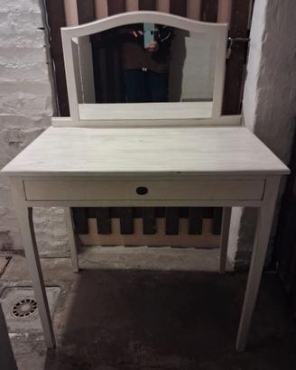 Tavolo da trucco con specchio