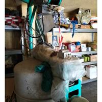 svuoto magazzino con tantissimi attrezzi edili