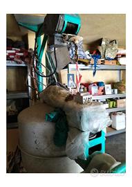 svuoto magazzino con tantissimi attrezzi edili