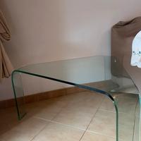 Tavolo triangolare in vetro