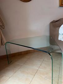 Tavolo triangolare in vetro