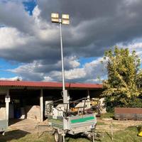 Rimorchio uso speciale con torre faro