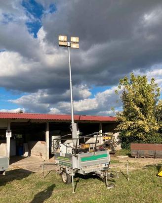 Rimorchio uso speciale con torre faro