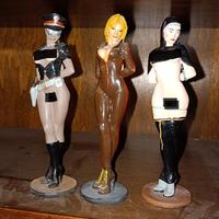 3 figurini in resina