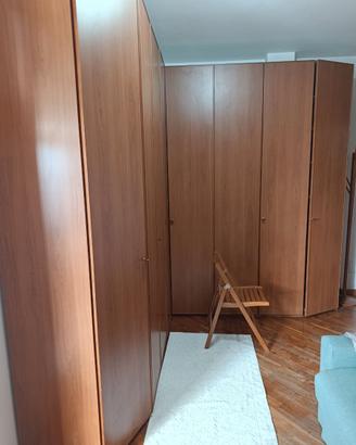 Armadio angolare in legno