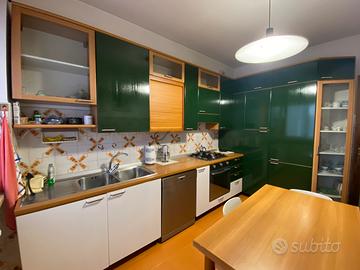 Cucina completa con elettrodomestici